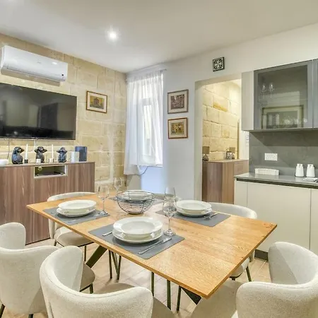 Stunning Views Seafront Townhouse شقة