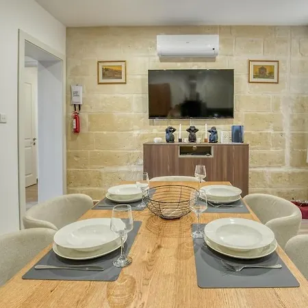 Stunning Views Seafront Townhouse شقة *