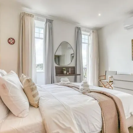 Stunning Views Seafront Townhouse *