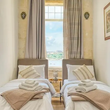 Stunning Views Seafront Townhouse Apartament Sliema